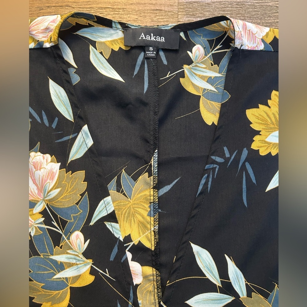 Aakaa Black Greens and Blush Pinks Floral Tie-Front Kimono style Silky Top - Picture 5 of 12